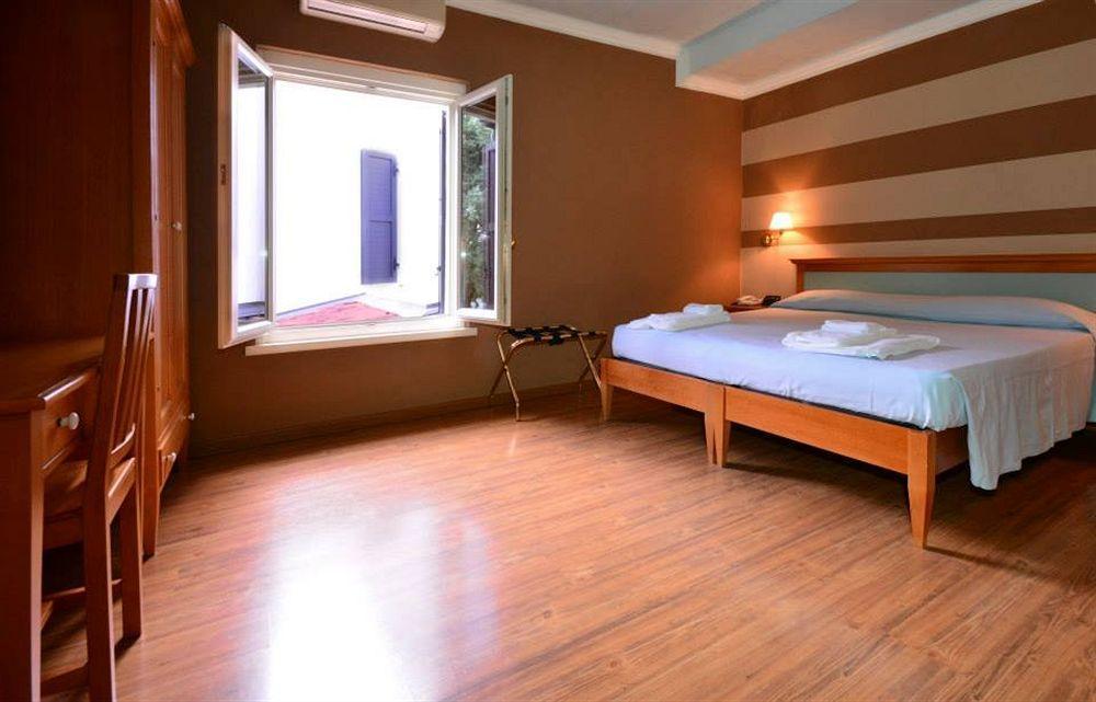 Hotel Ristorante La Grotta Castiglione Delle Stiviere Bagian luar foto