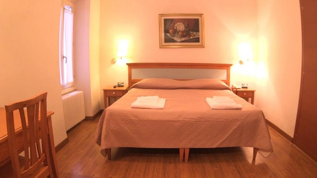 Hotel Ristorante La Grotta Castiglione Delle Stiviere Bagian luar foto