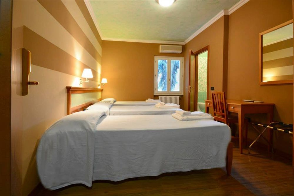Hotel Ristorante La Grotta Castiglione Delle Stiviere Bagian luar foto