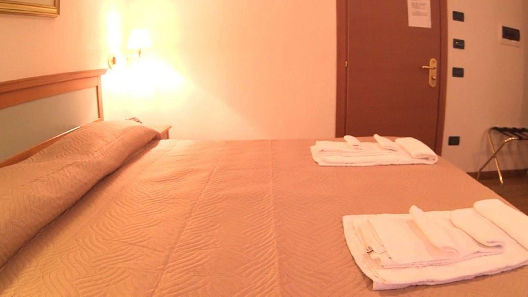 Hotel Ristorante La Grotta Castiglione Delle Stiviere Bagian luar foto